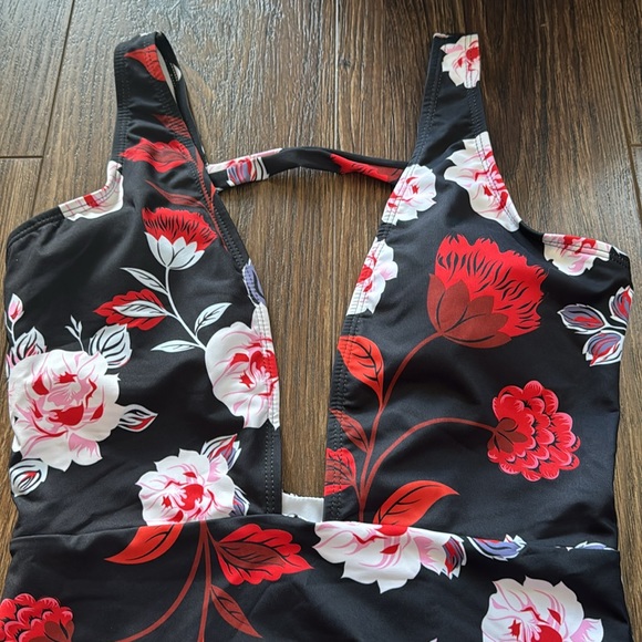 Floral one piece - Picture 4 of 6